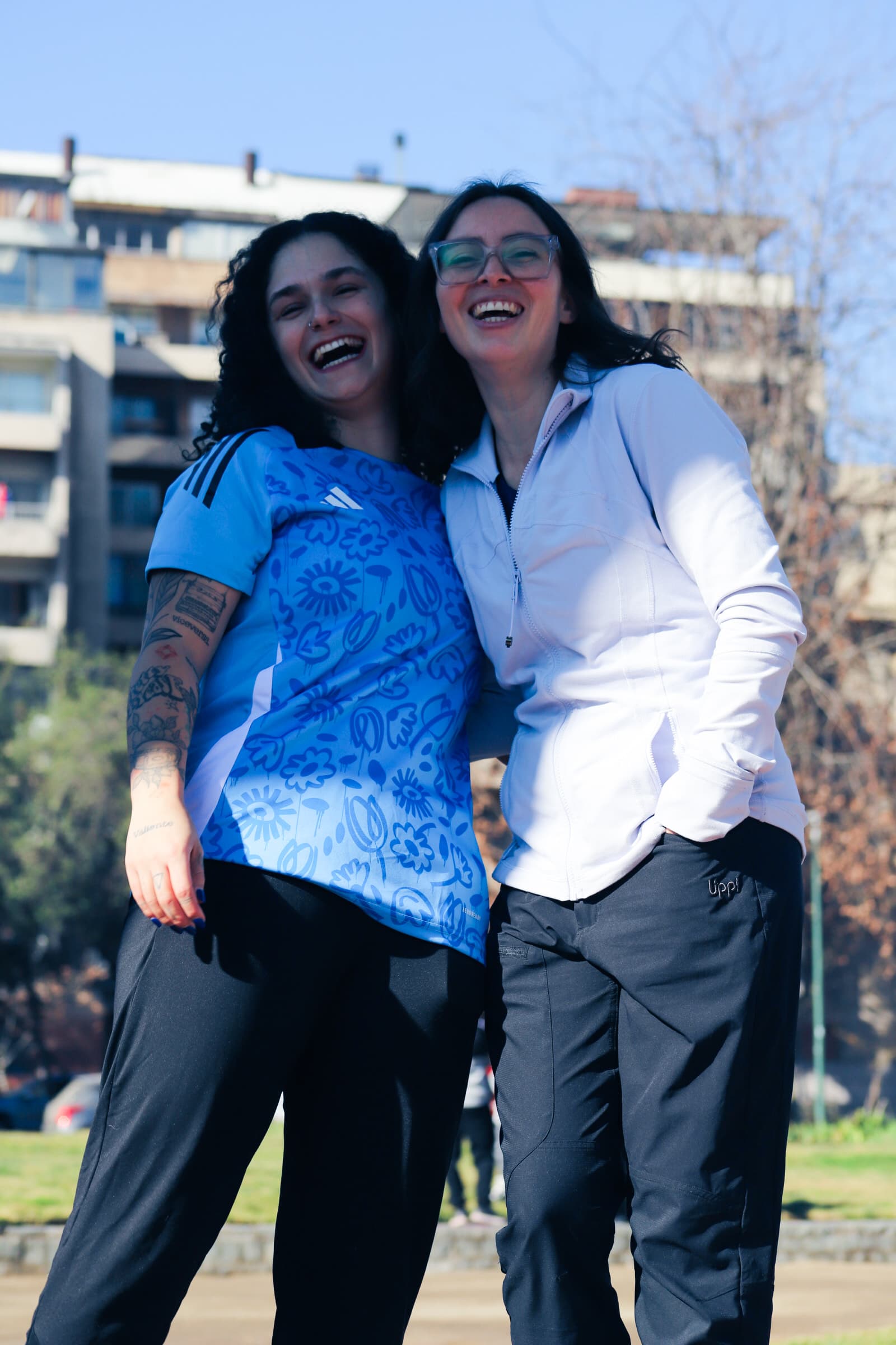Constanza Gutiérrez y Loreto García riendo juntas