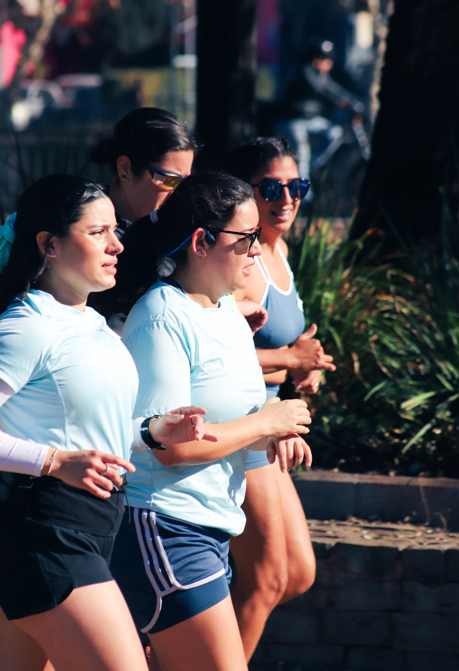 Grupo de Cielas corriendo juntas por la calle