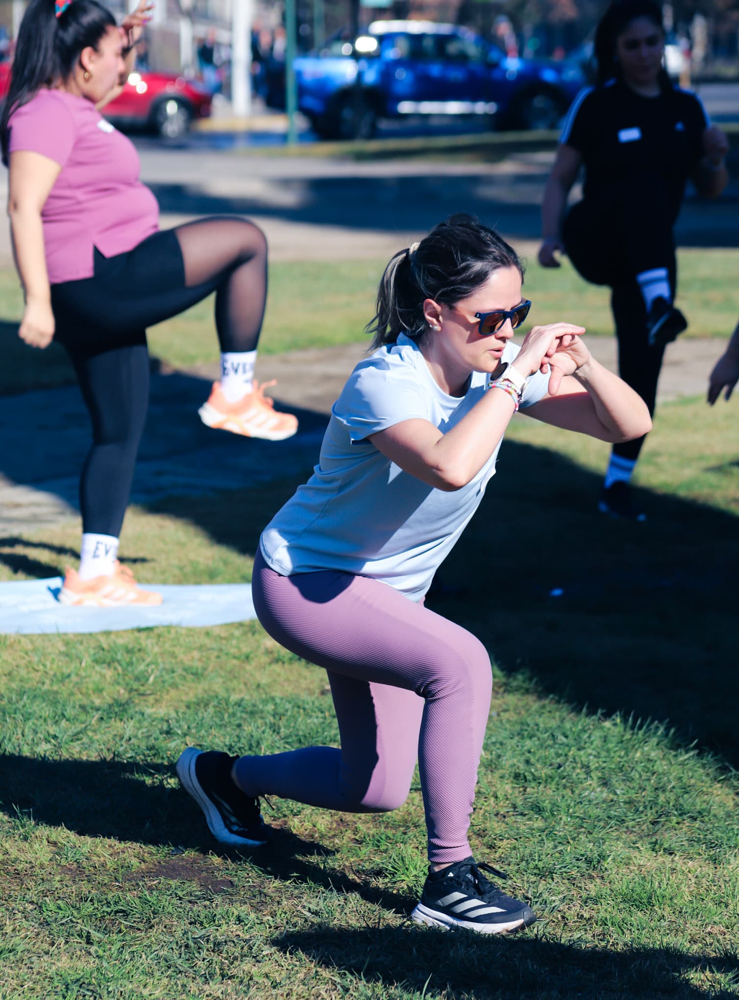 Ciela haciendo zancadas durante el entrenamiento de fuerza